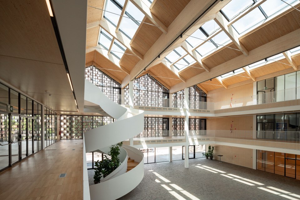 Spazio Villalta a Udine, atrio a tutta altezza con lucernari e scala, foto di architettura