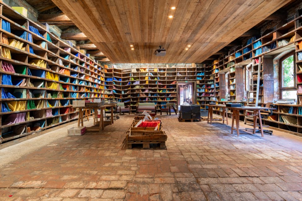 Biblioteca dei colori della fornace Orsoni a Venezia, scaffali di smalti per mosaico